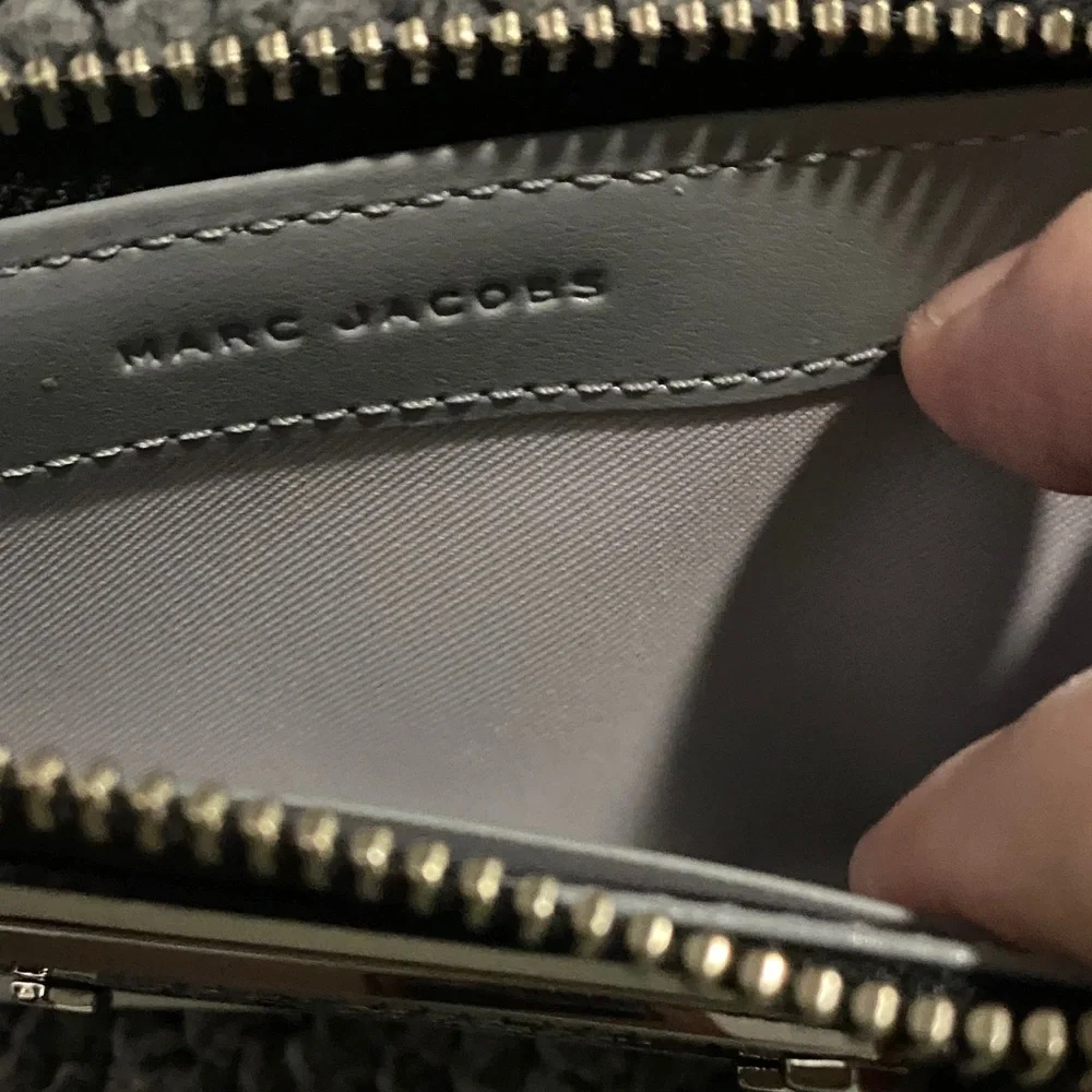 Marc Jacobs White Leather Zip Card Holder with Black Plaque